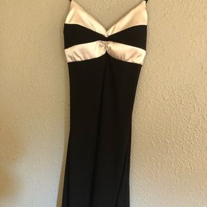 🟣 Black/white dress